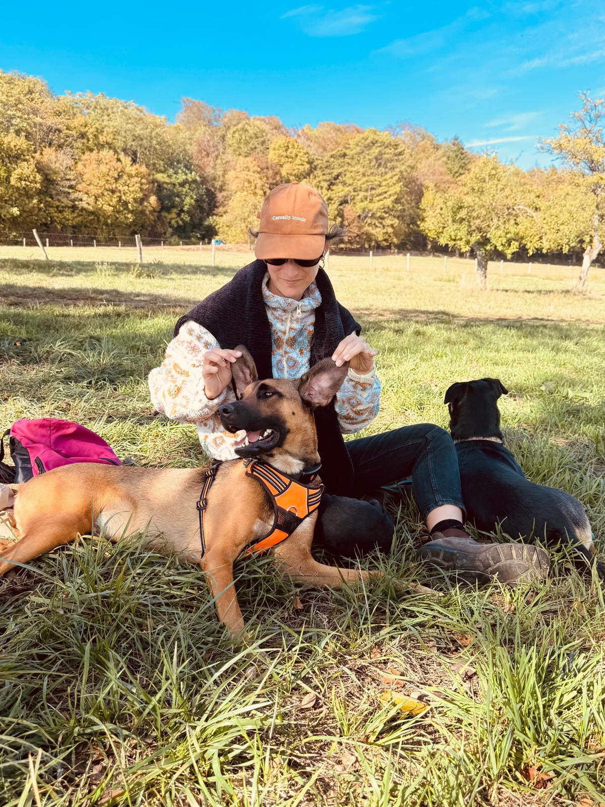 Océane s'amuse avec un chien dans la nature