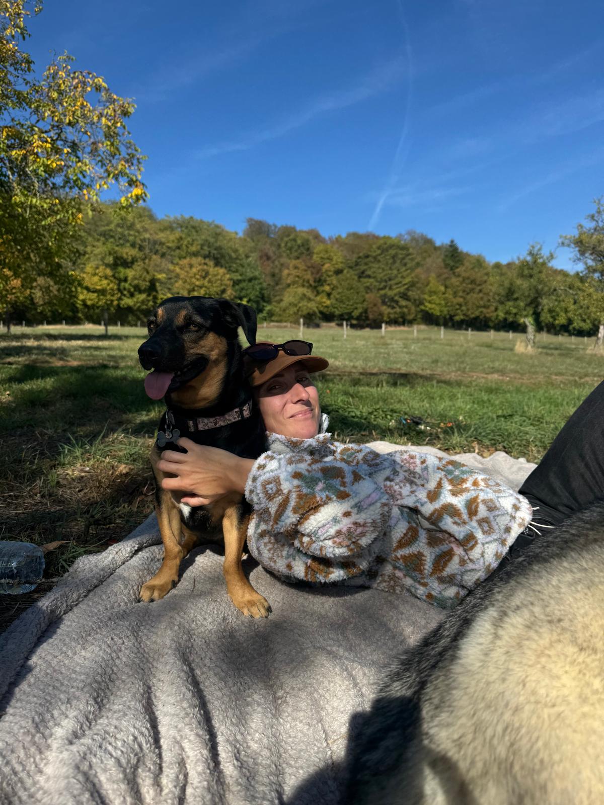 Océane au repos avec un chien en plein air